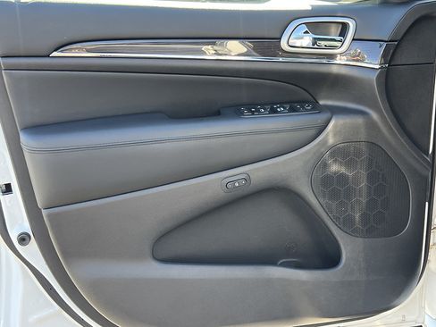 Used 2018 Jeep Grand Cherokee Overland AWD/4WD image 26