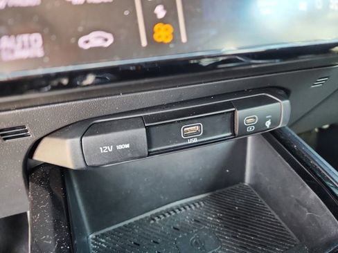 Used 2023 Kia Niro EX image 19