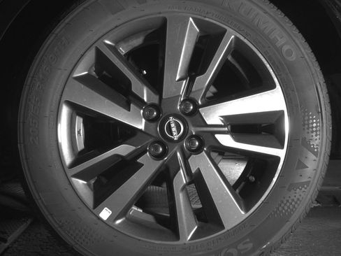 Used 2025 Nissan Versa SV image 14