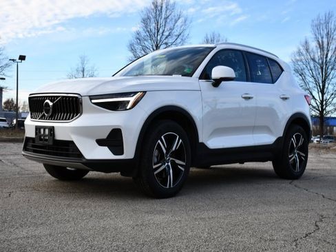 Certified 2025 Volvo XC40 B5 Core image 3