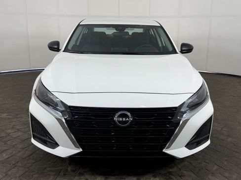 Used 2025 Nissan Altima 2.5 SV FWD image 2