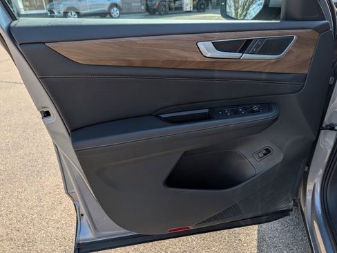 Used 2025 Volkswagen Atlas SE image 31