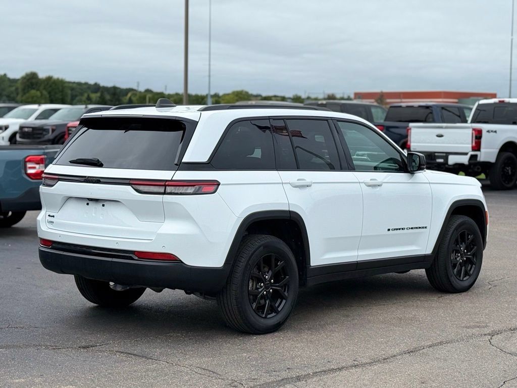 Used 2025 Jeep Grand Cherokee Altitude AWD/4WD image 32