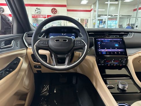 New 2025 Jeep Grand Cherokee Limited w/ Black Appearance Package image 16