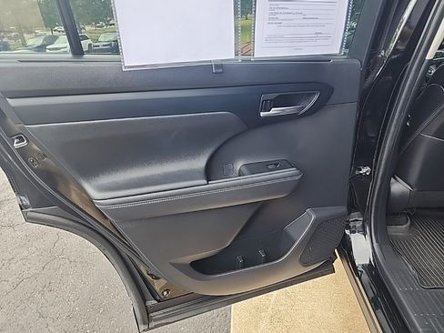 Used 2023 Toyota Highlander L image 44