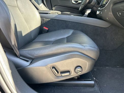 Used 2020 Volvo XC60 T5 Momentum image 41