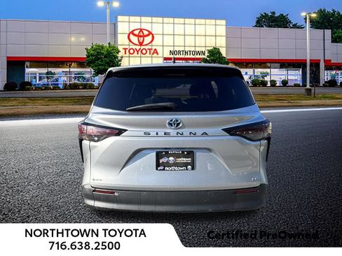 Used 2025 Toyota Sienna LE FWD image 10