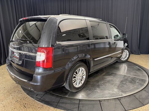 Used 2013 Chrysler Town & Country Touring-L FWD image 7