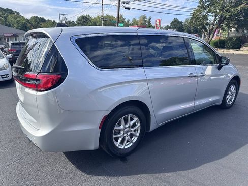 Used 2024 Chrysler Pacifica Touring-L FWD image 4