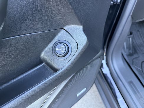 Used 2024 GMC Terrain SLT w/ Infotainment Package II image 32