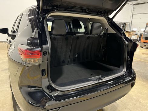Used 2023 Toyota Highlander XLE image 27
