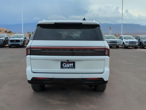 Used 2025 Lincoln Navigator Reserve AWD/4WD image 4