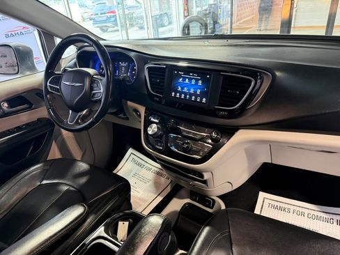Used 2020 Chrysler Pacifica Touring-L FWD image 36