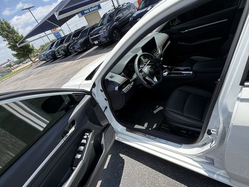Used 2025 Nissan Altima 2.5 SL FWD image 16