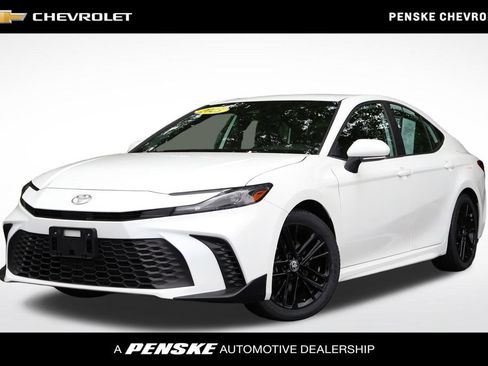 Used 2025 Toyota Camry SE FWD image 1