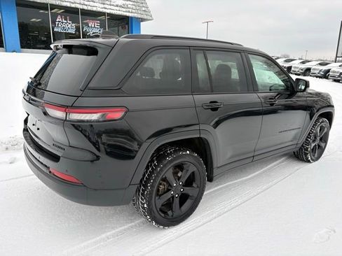 Used 2023 Jeep Grand Cherokee Limited w/ Luxury Tech Group II image 9