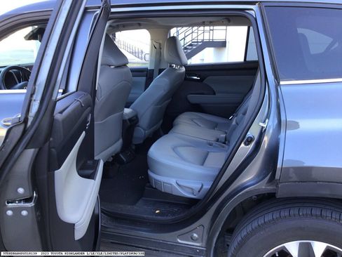 Used 2023 Toyota Highlander XLE FWD image 9