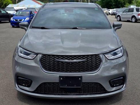 Used 2022 Chrysler Pacifica Limited w/ S Appearance Package FWD image 2