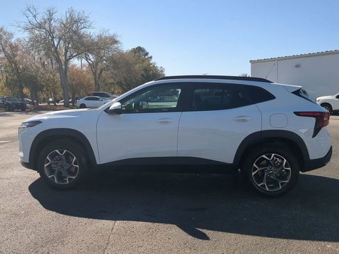 Used 2025 Chevrolet Trax LT w/ LT Convenience Package image 8