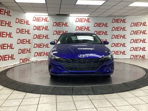 Used 2021 Hyundai Elantra SE FWD image 2