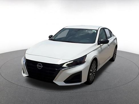 Used 2025 Nissan Altima 2.5 SV FWD image 7