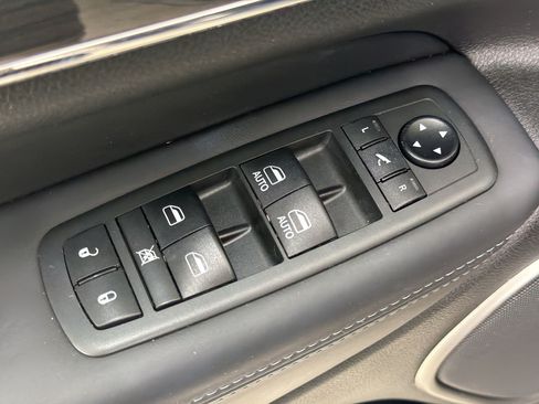 Used 2019 Jeep Grand Cherokee Overland AWD/4WD image 14