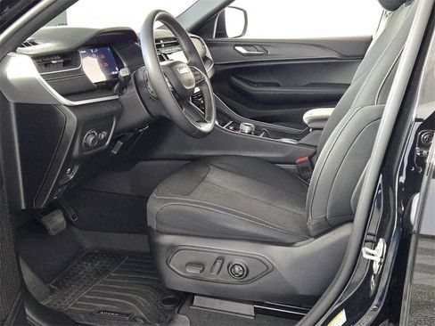 Used 2024 Jeep Grand Cherokee Laredo image 7