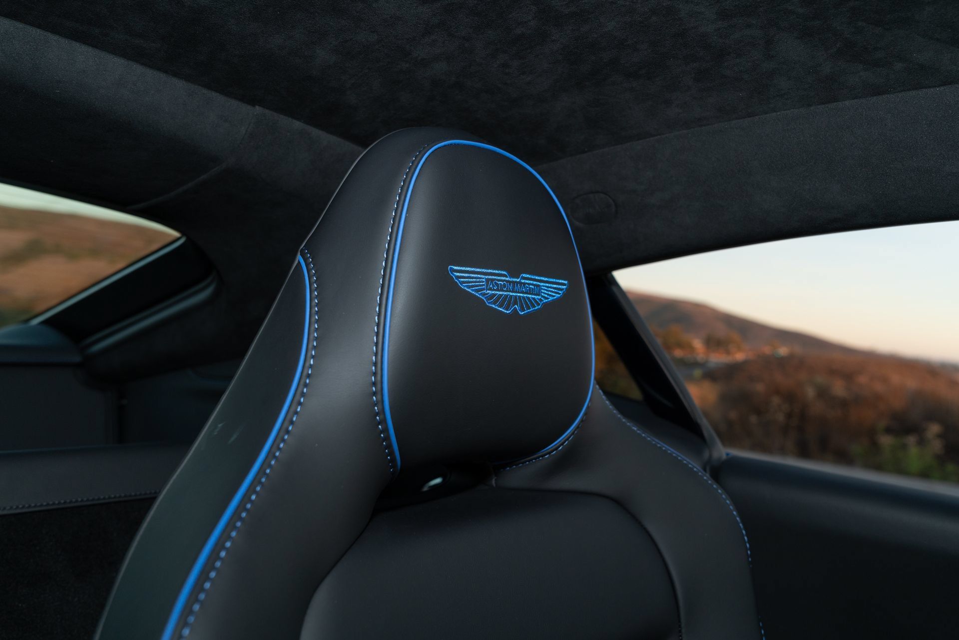 Used 2025 Aston Martin V8 Vantage Coupe RWD image 22