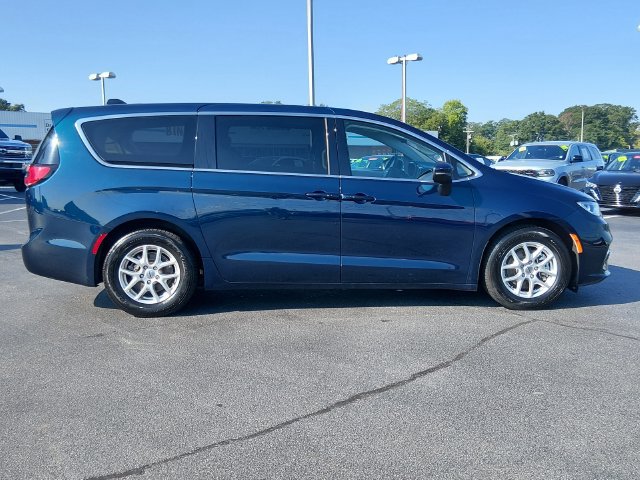 Used 2023 Chrysler Pacifica Touring-L FWD image 2
