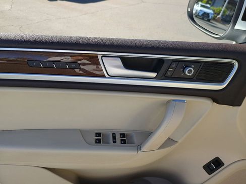 Used 2016 Volkswagen Touareg Sport image 15