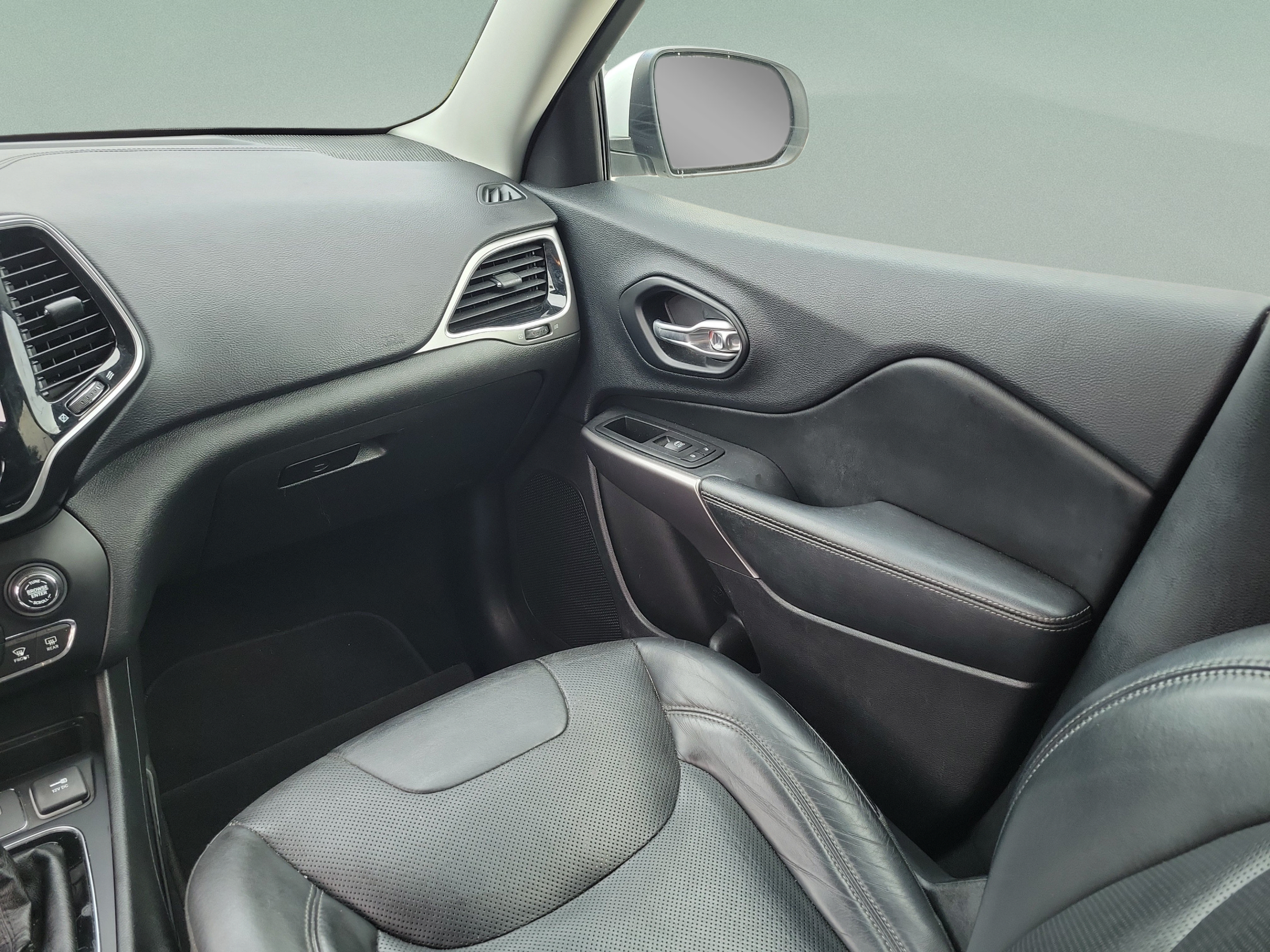 Used 2019 Jeep Cherokee Limited FWD image 10