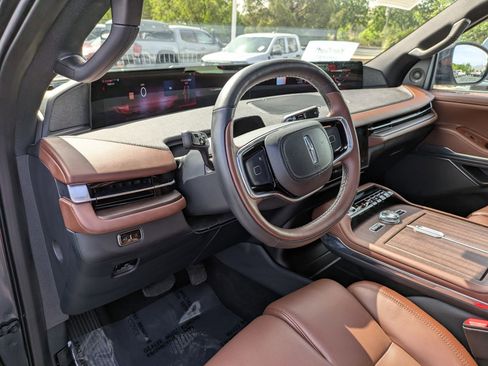 Used 2025 Lincoln Navigator Reserve image 14