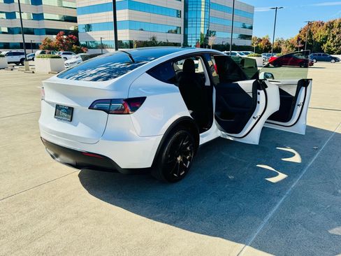 Used 2023 Tesla Model Y AWD image 21