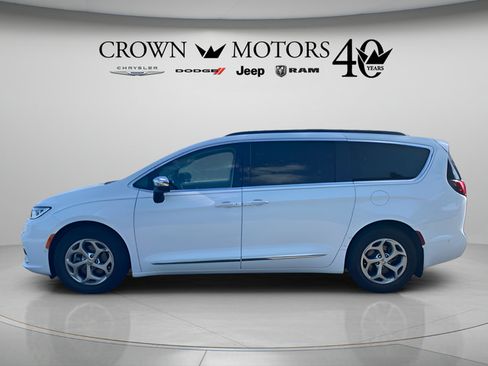 Used 2023 Chrysler Pacifica Limited w/ Trailer Tow Group FWD image 10