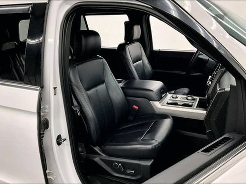 Used 2019 Ford Expedition XLT w/ Equipment Group 201A AWD/4WD image 8