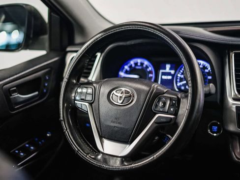 Used 2014 Toyota Highlander Limited w/ Driver Technology Package image 16