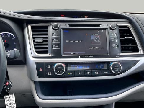 Used 2018 Toyota Highlander Plus FWD image 7