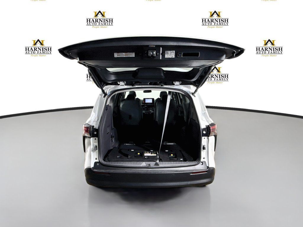 Used 2023 Toyota Sienna XLE AWD/4WD image 31