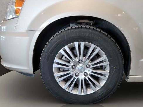 Used 2013 Chrysler Town & Country Touring-L w/ Driver Convenience Group image 21