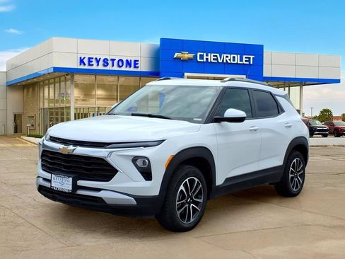 Used 2025 Chevrolet TrailBlazer LT AWD/4WD image 3