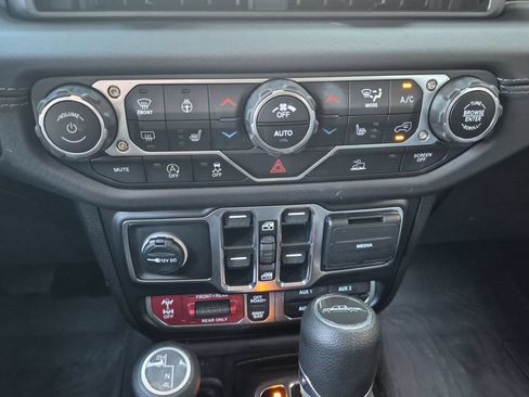 Used 2025 Jeep Gladiator Rubicon w/ Convenience Group AWD/4WD image 28