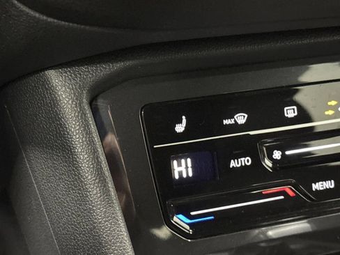 Used 2023 Volkswagen Tiguan SE R-Line image 8