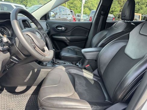 Used 2019 Jeep Cherokee Latitude Plus w/ Cold Weather Group AWD/4WD image 13