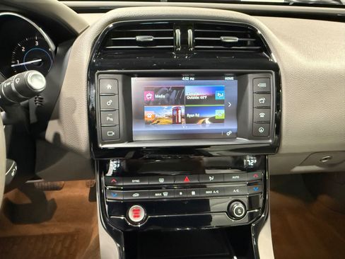 Used 2017 Jaguar XE Premium image 27