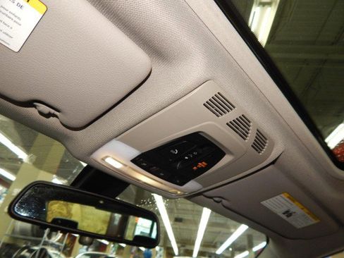 Used 2018 BMW 320i xDrive 320i xDrive AWD w/ Convenience Package image 23