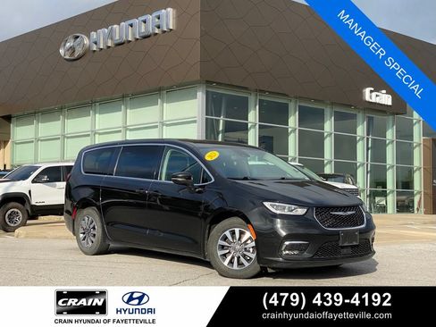 Used 2023 Chrysler Pacifica Touring-L FWD image 1