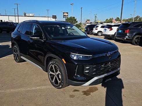 New 2025 Volkswagen Tiguan SE image 3