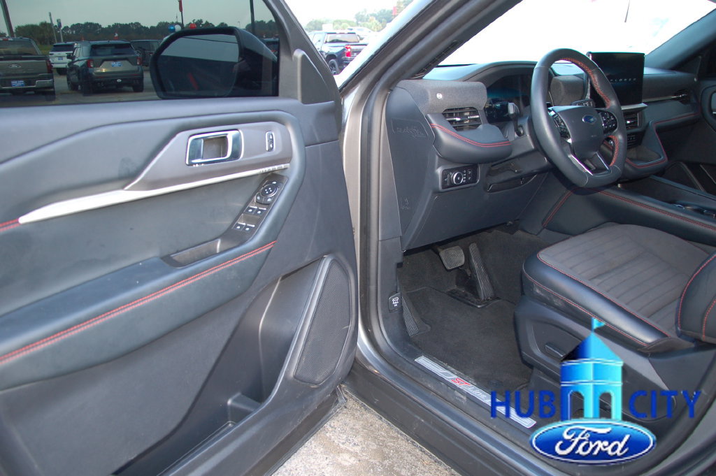 Used 2025 Ford Explorer ST-Line RWD image 11