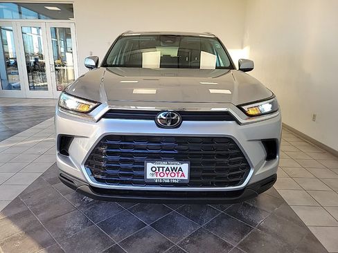 Used 2025 Toyota Grand Highlander AWD image 3