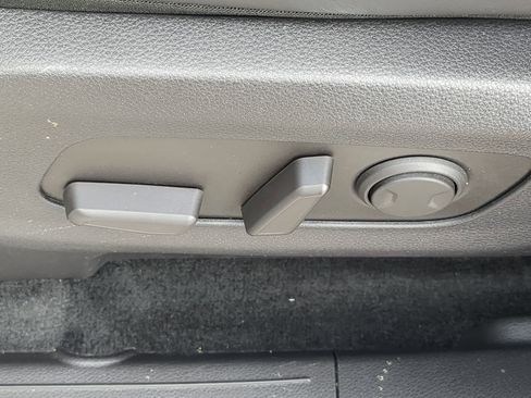 Used 2024 Kia Carnival EX image 20